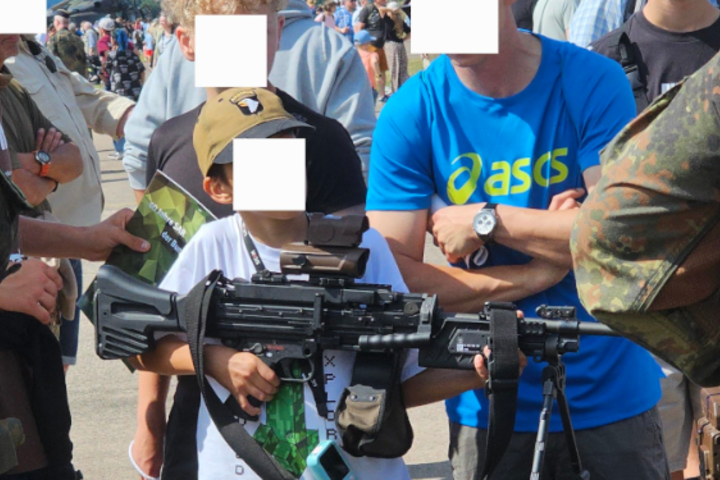 Kinder an Maschinengewehren