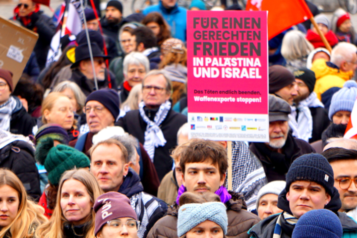 Menschen protestieren 2025 für einen gerechten Frieden in Israel und Palästina