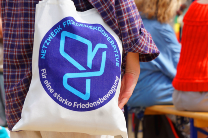 Das neue Logo des Netzwerk Friedenskooperative.