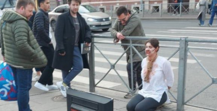Aktivistin kettet sich in St. Petersburg an. Foto: Otschevidez, https://news.doxajournal.ru/novosti/peterburzhskaya-aktivistka-prikovala-sebya-k-zaboru-u-stancii-metro-vasileostrovskaya/ 