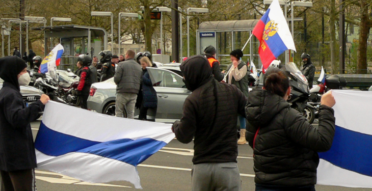Zwei Welten prallen in Hannover aufeinander: pro-russischer Autokorso und alternative russische Fahne