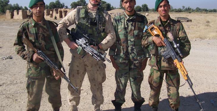 US-Soldat mit Soldaten der Afghanischen nationalen Armee.
