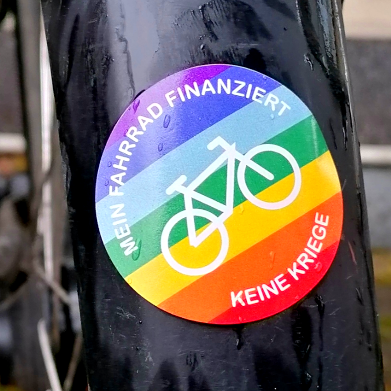Aufkleber "Mein Fahrrad finanziert keine Kriege", ca. 5 cm Durchmesser. Bestellbar unter friedenskooperative.de.