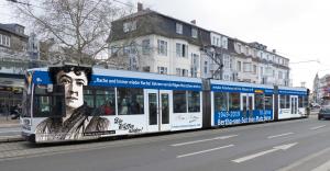Gemeinsam mit dem Frauennetzwerk für Frieden bringen wir die Bertha-Bahn ins Rollen