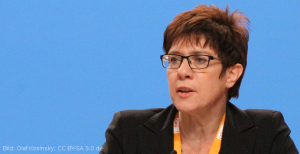 Undemokratisch: AKK will die Corona-Ausnahmesituation nutzen, um 30 Atombomber zu kaufen.