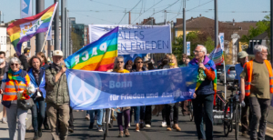 Protest gegen Krieg in der Ukraine und Aufrüstung bei den Ostermärschen 2022