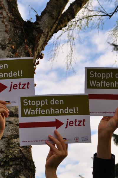 Schilder "Stoppt den Waffenhandel"